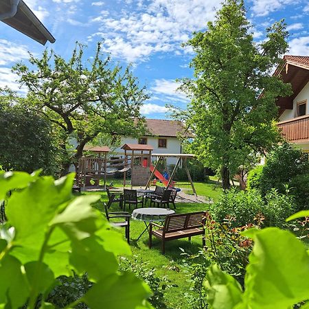 Gaeste- Und Apartmenthaus Wiesholler Chieming Exterior foto