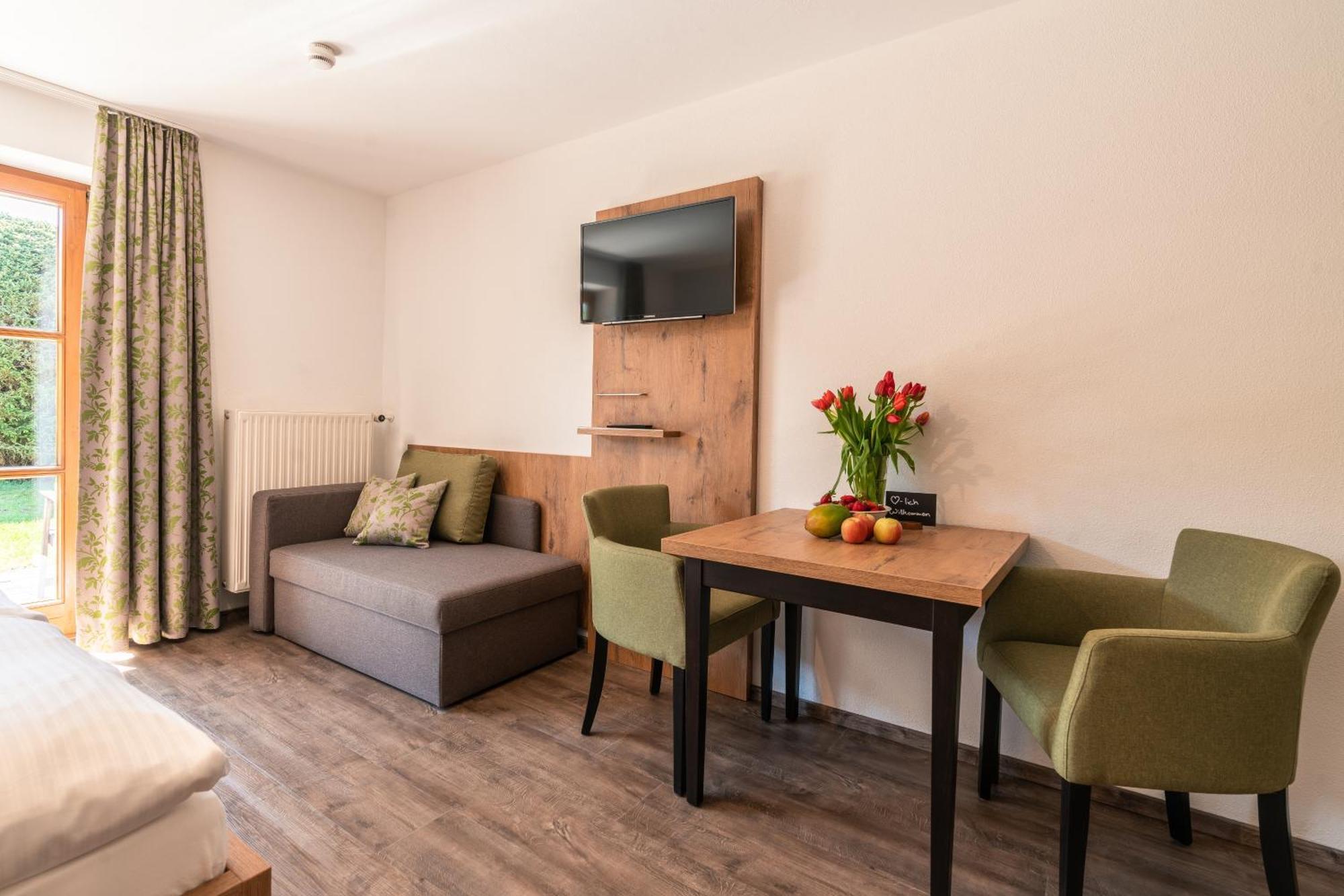 Gaeste- Und Apartmenthaus Wiesholler Chieming Exterior foto