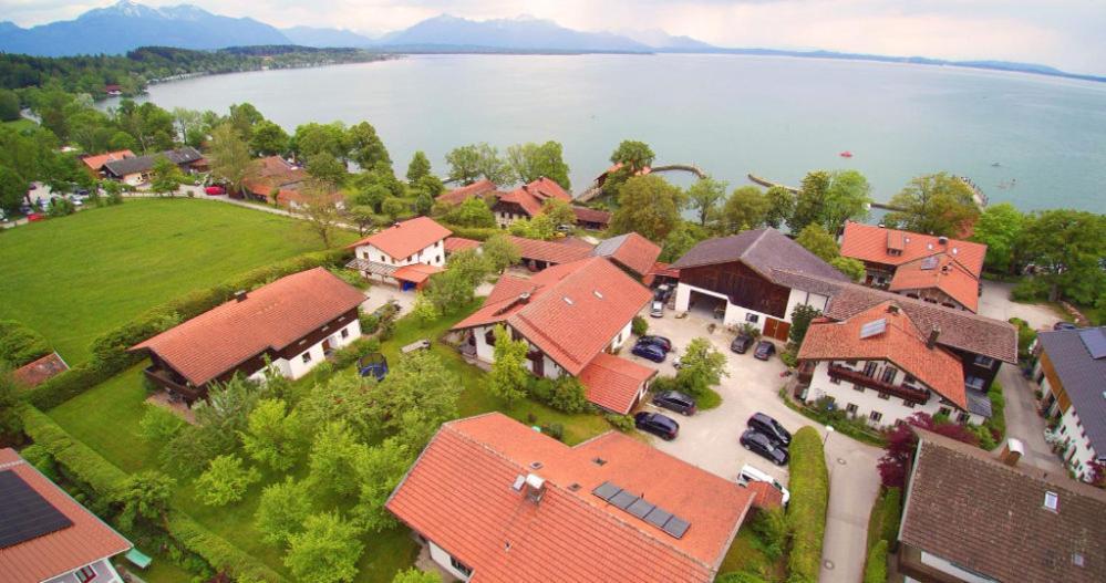 Gaeste- Und Apartmenthaus Wiesholler Chieming Exterior foto