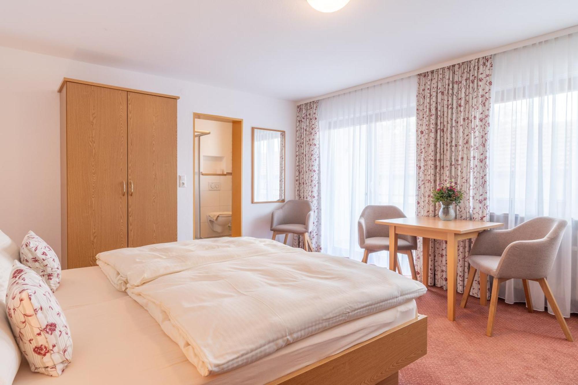 Gaeste- Und Apartmenthaus Wiesholler Chieming Exterior foto