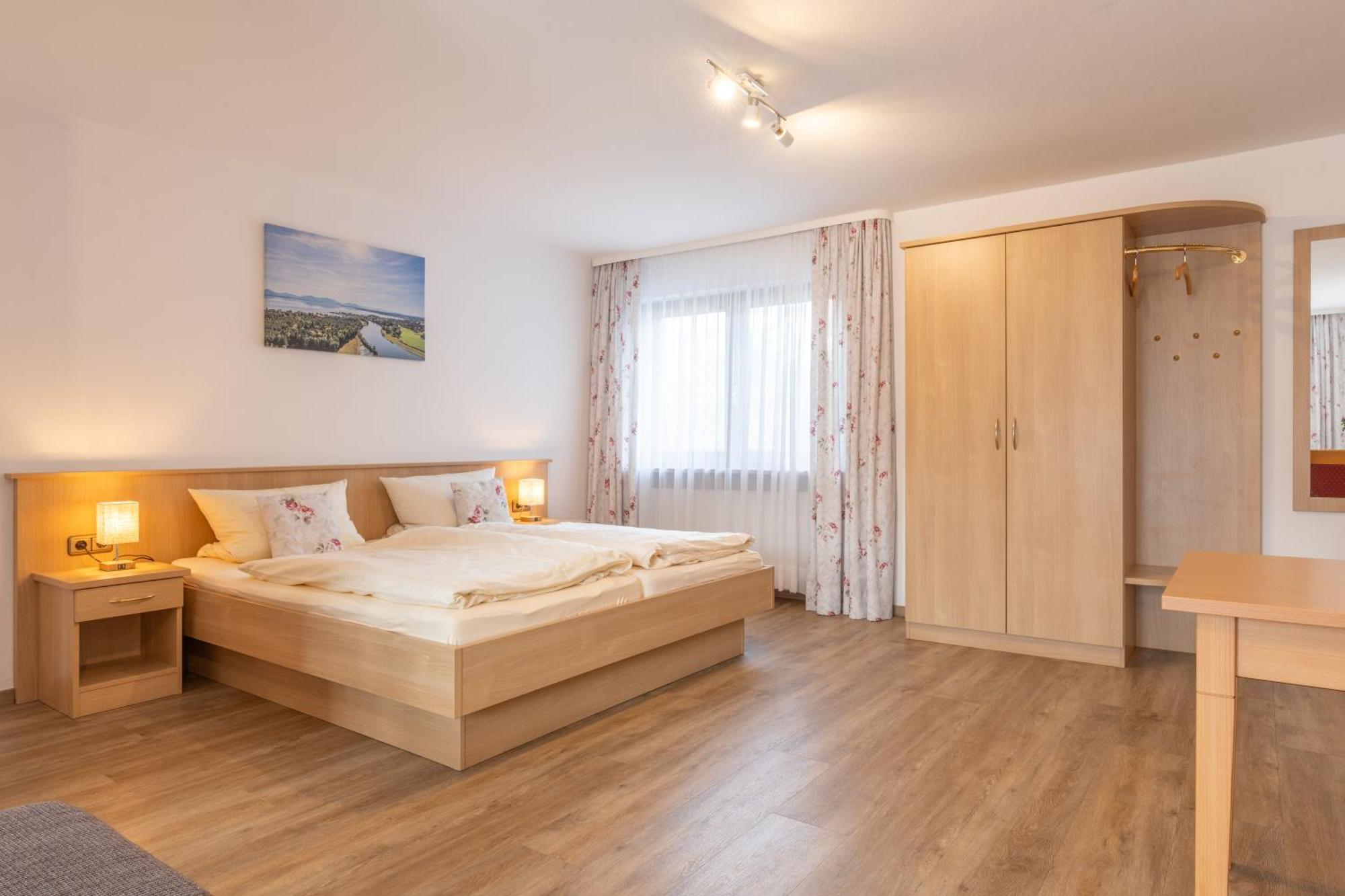 Gaeste- Und Apartmenthaus Wiesholler Chieming Exterior foto